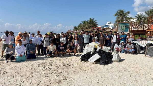 Realizan jornada de limpieza de microplásticos en playas de Puerto Morelos