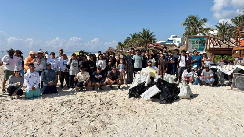 Realizan jornada de limpieza de microplásticos en playas de Puerto Morelos