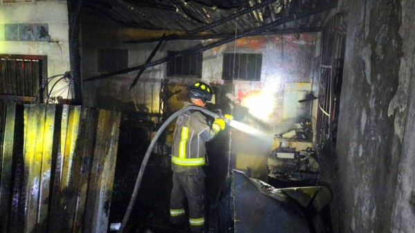 Explosión por acumulación de gas deja dos heridos y consume vivienda en Cancún