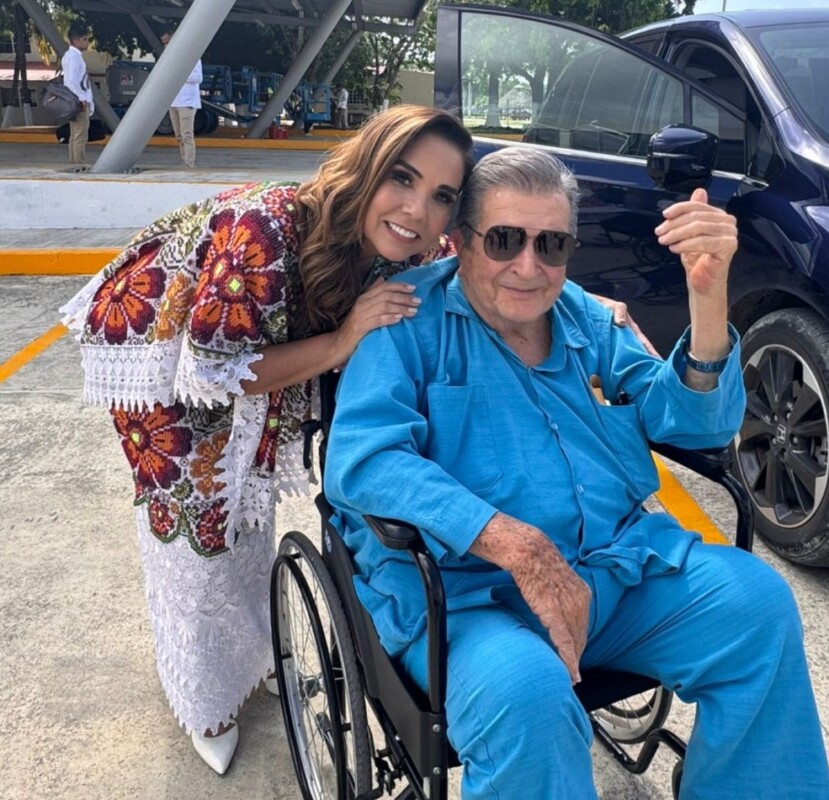 Mara Lezama saluda al Lic. Gastón Alegre López durante mañanera de Claudia Sheinbaum en Chetumal