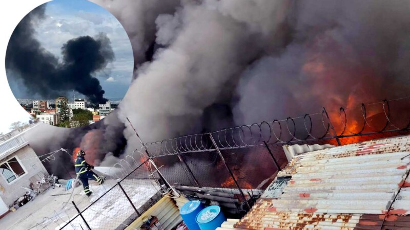 Voraz incendio consume fábrica de colchones en la CDMX 