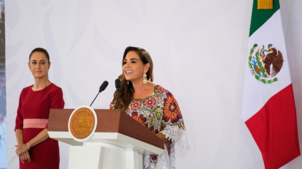 Mara Lezama saluda al Lic. Gastón Alegre López durante mañanera de Sheinbaum en Chetumal