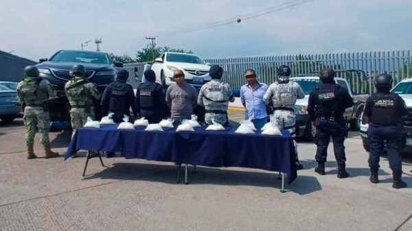 Atrapan a dos presuntos narcos en Morelos con 13 kilos de cristal
