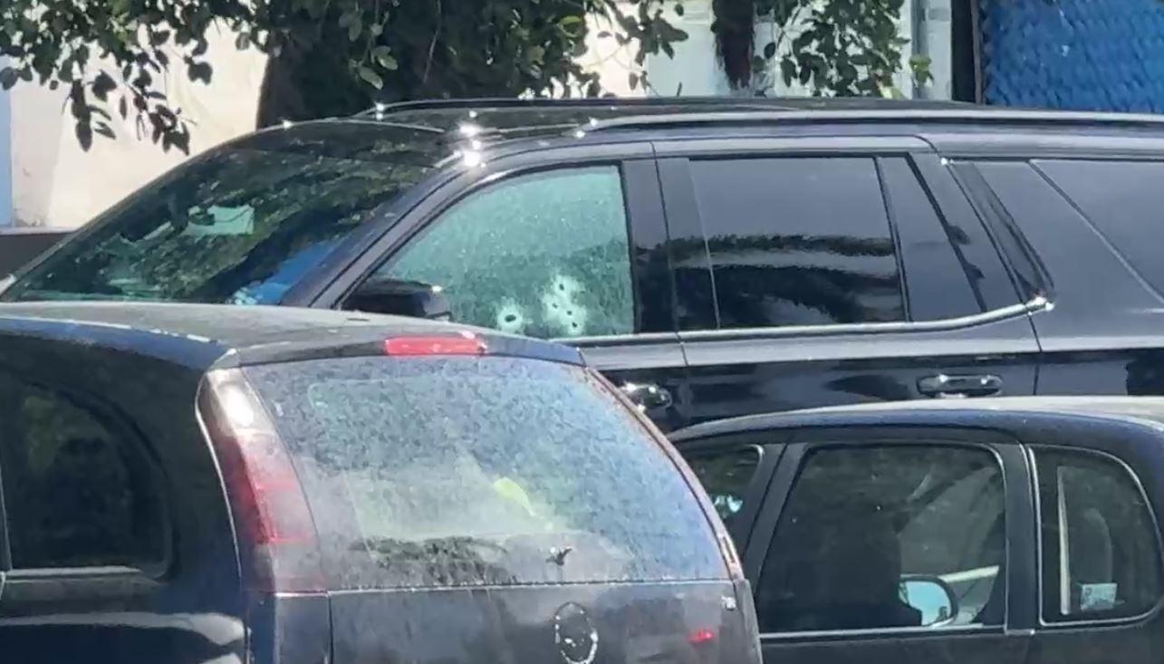 Asesinan a balazos al conductor de una Suburban en agencia automotriz; al parecer los sicarios viajaban en una motocicleta.