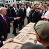 Donald Trump reparte pizzas y hamburguesas a policías en Washington