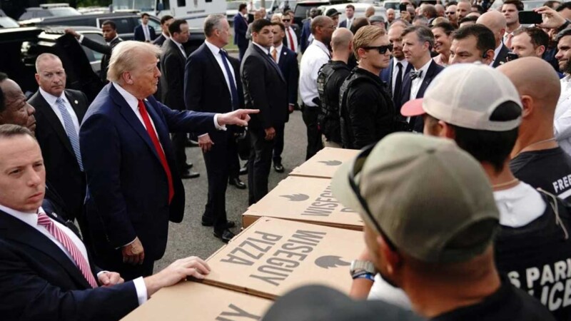 Donald Trump reparte pizzas y hamburguesas a policías en Washington