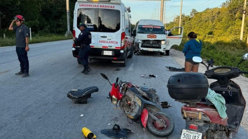 Chocan van de la Untrac y una motoneta en la entrada de Tulum