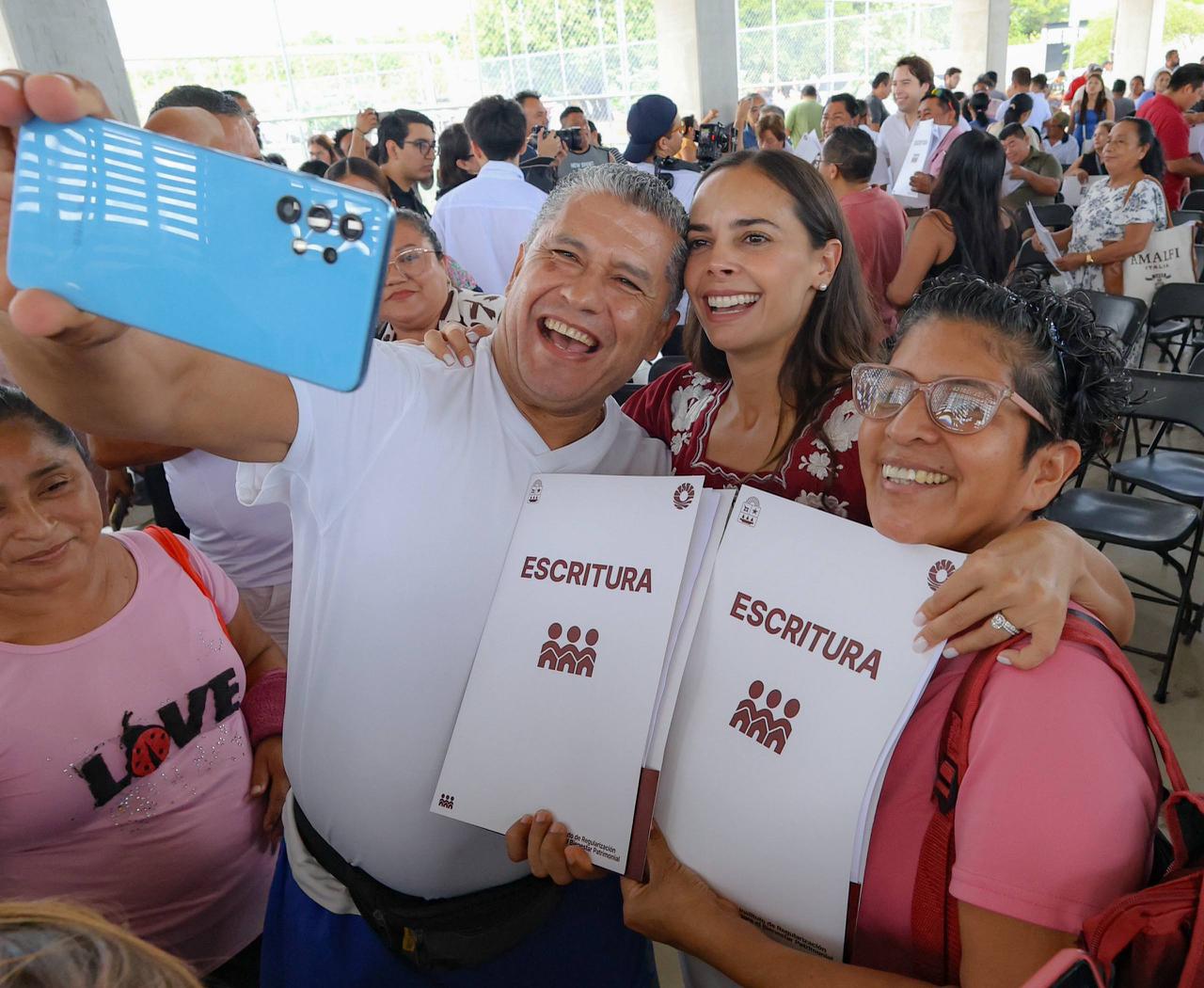 Ana Paty Peralta y Mara Lezama dan certeza jurídica al patrimonio de familias cancunenses