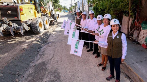 Da Blanca Merari banderazo al programa de reconstrucción de calle en Puerto Morelos