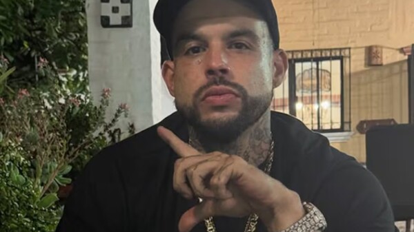 Emiliano Aguilar es criticado por publicar fotografía con un arma en redes sociales