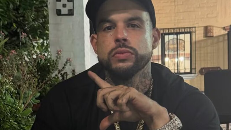 Emiliano Aguilar es criticado por publicar fotografía con un arma en redes sociales