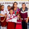 Impulsa Mara Lezama educación y bienestar familiar con la entrega de mochilas, útiles y uniformes escolares, inauguración de domo y acceso gratuito a Canva Educación
