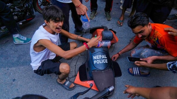 Salvaje protesta en Nepal; queman a esposa de primer ministro