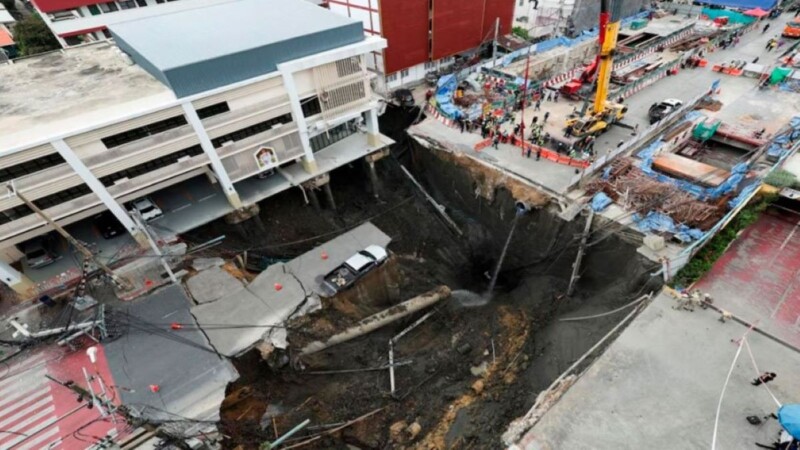 Se abre gigantesco hundimiento frente un hospital en Tailandia