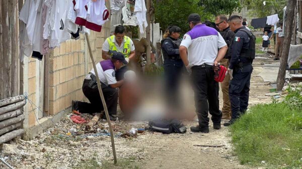 Vecinos someten a sujeto tras agredir a una familia en la Región 227 de Cancún (VIDEO)