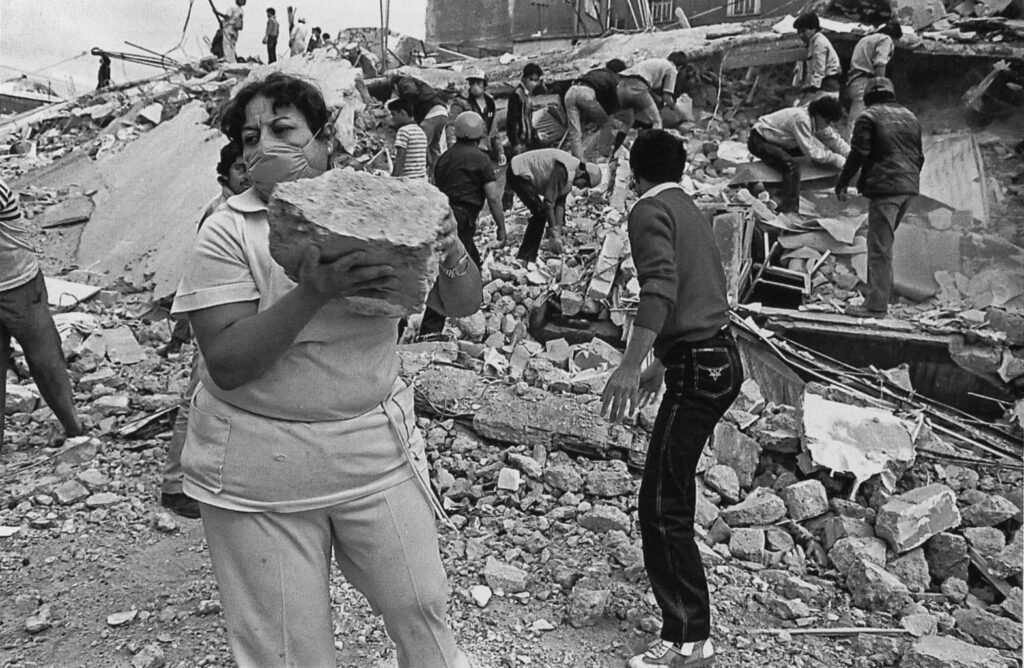 El 19 de septiembre de 1985: El terremoto que Transformó a México y Despertó su Solidaridad. Las cadenas humanas fueron vitales para el rescate de sobrevivientes y remoción de escombros.
