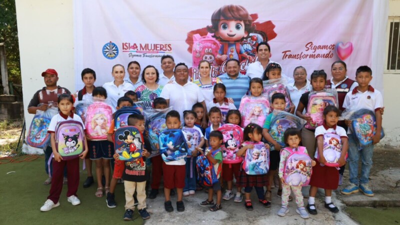 Atenea Gómez Ricalde entrega mochilas nuevas en Zona Agrícola y Francisco May