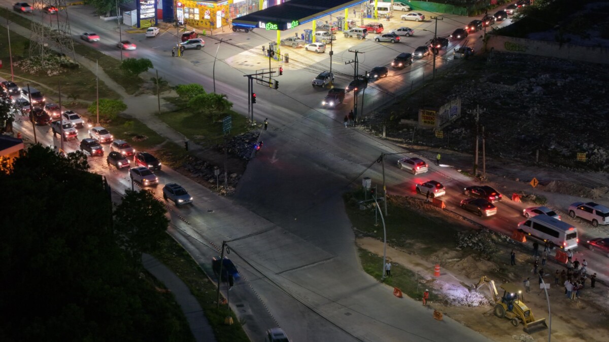 Inicia labores en el cruce de la avenida Huayacán con la avenida 135 y avenida Colegios; el proyecto beneficiará directamente a más de 4 mil cancunenses.