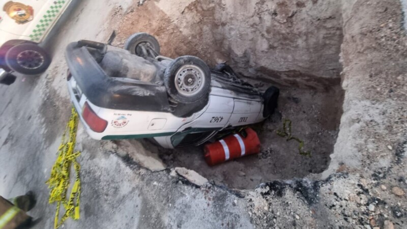 Cae taxista con todo y vehículo a una zanja en la Región 209 de Cancún