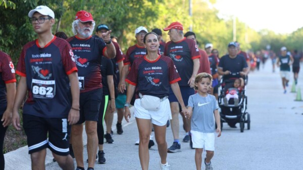 Participa Ana Paty Peralta en carrera con causa a beneficio de la Cruz Roja Delegación Cancún
