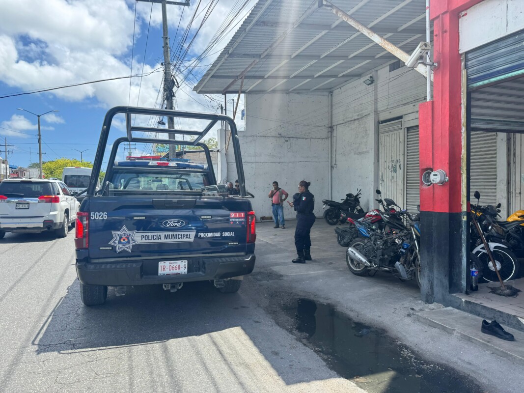 Detienen tras persecución policiaca a un motociclista en Cancún (VIDEO); el sujeto hizo caso omisión a una indicación para que se detuviera.