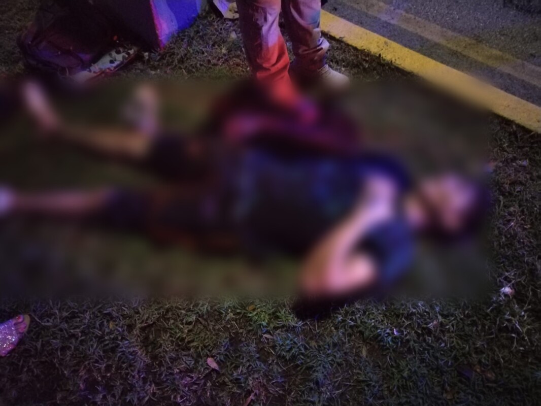 Graves dos motociclistas que derraparon en la avenida Bonampak en Cancún; el tripulante no tomó en cuenta las condiciones del pavimento.