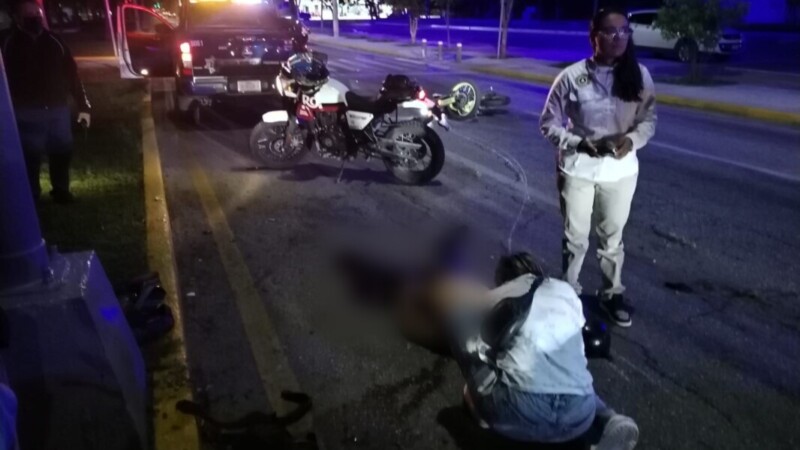 Graves dos motociclistas que derraparon en la avenida Bonampak en Cancún