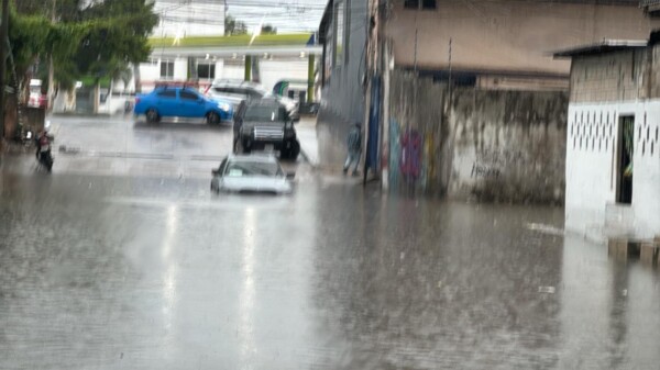 Generan lluvias en Cancún severas inundaciones en calles y avenidas