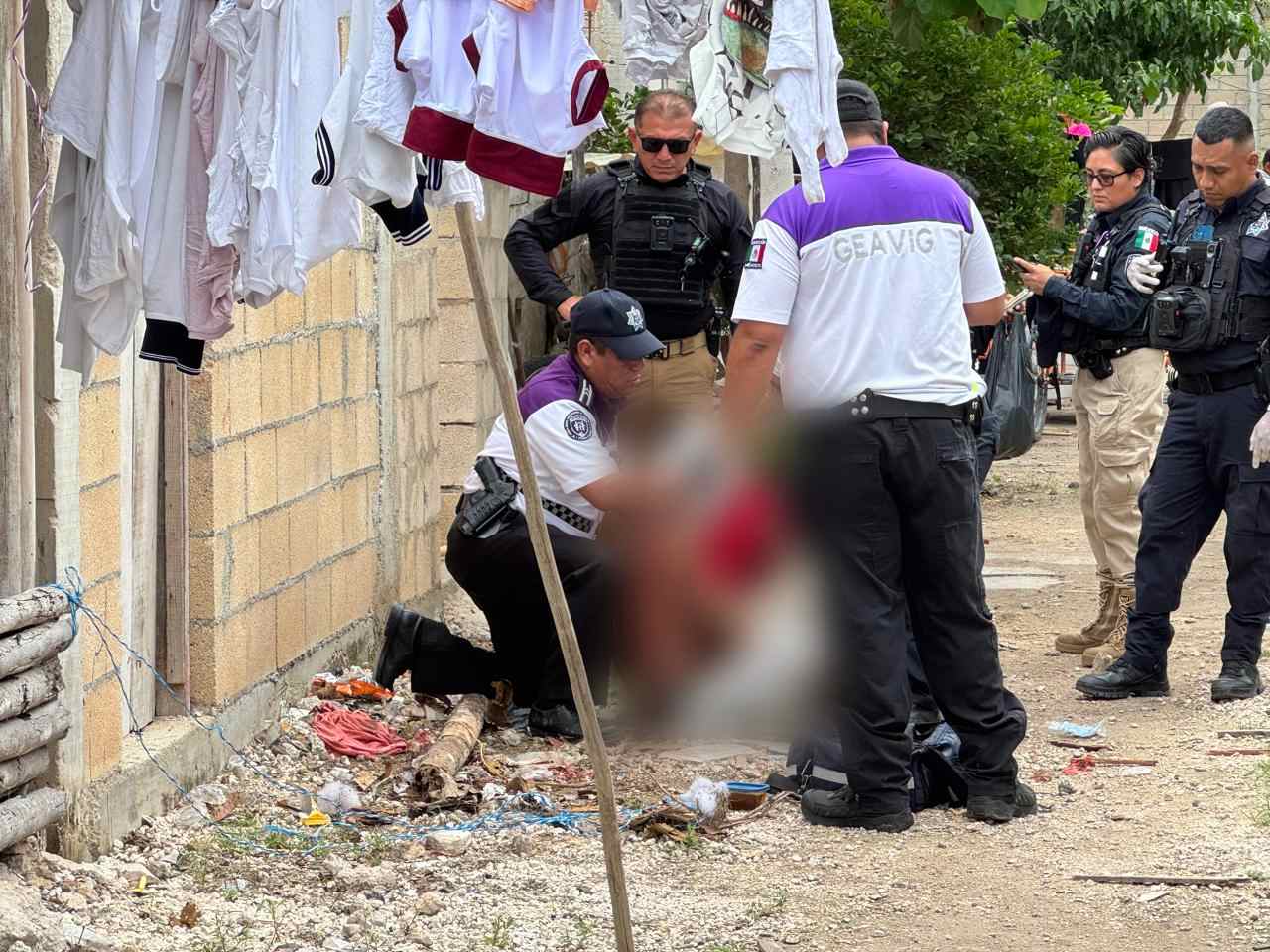 Vecinos someten a sujeto tras agredir a una familia en la Región 227 de Cancún; recibió una paliza tras apuñalar a su expareja y su exsuegro.