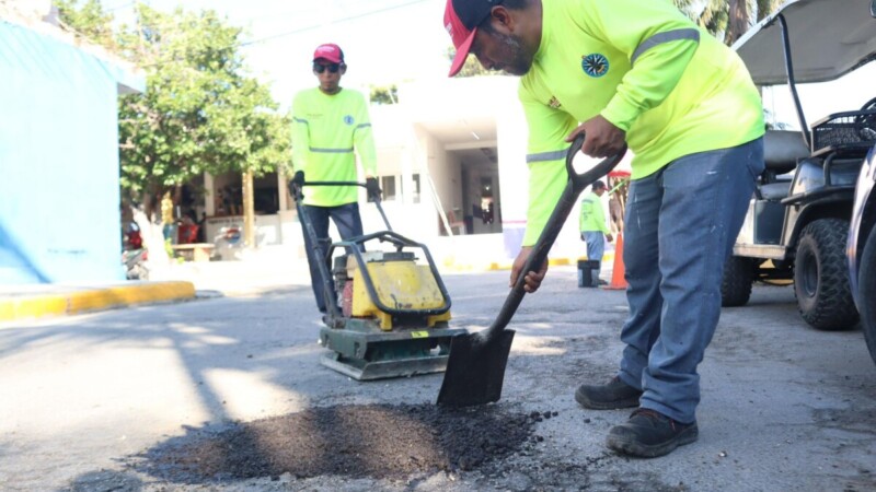 Gobierno Municipal fortalece mantenimiento de vialidades a través del Programa Permanente de Bacheo en Isla Mujeres