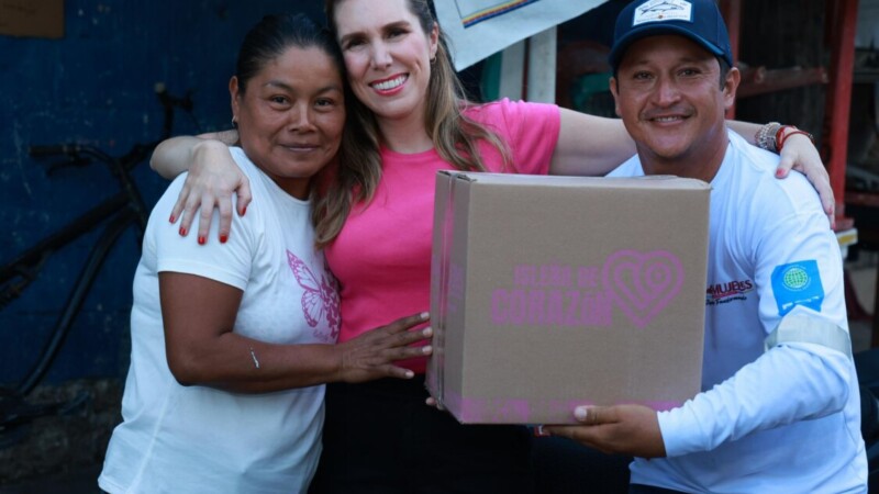 Atenea Gómez Ricalde entrega casa por casa los apoyos alimentarios del programa ‘Isleña de Corazón’