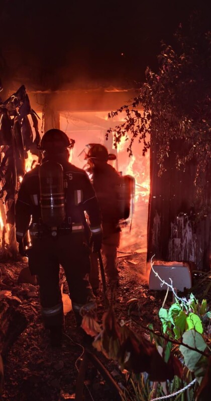 El fuego consumió en su totalidad el lugar, así como herramientas, compresores, equipo eléctrico, maderas y solventes.