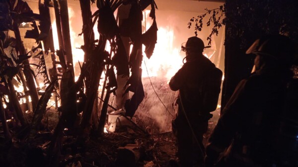 Sofoca heroico cuerpo de bomberos incendio en carpintería en la Supermanzana 75