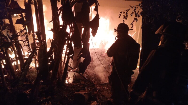 Sofoca heroico cuerpo de bomberos incendio en carpintería en la Supermanzana 75