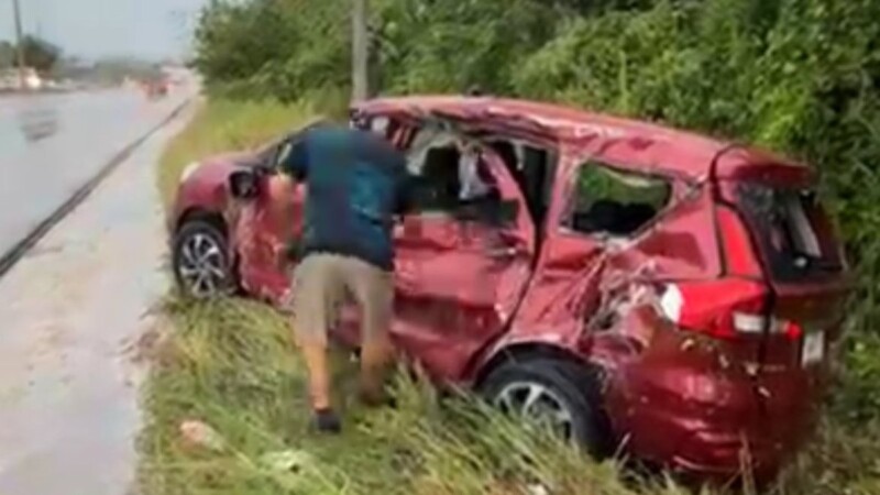 Conductor de una camioneta se sale de la carretera en el tramo Tulum-Playa del Carmen