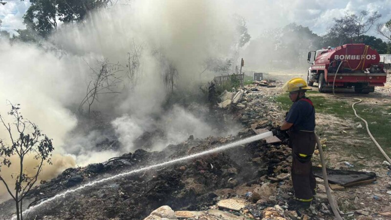 Bomberos de Cancún controlan incendio en predio irregular de colonia Margarita