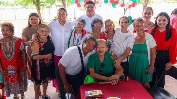 Convive Ana Paty Peralta con adultos mayores en el DIF BJ