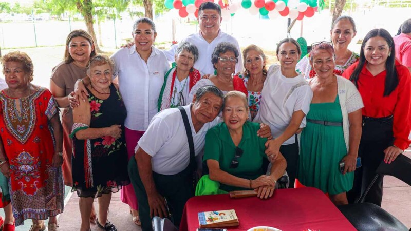 Convive Ana Paty Peralta con adultos mayores en el DIF BJ