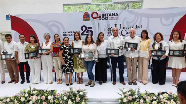 Conmemora Ana Paty Peralta y Mara Lezama 25 años de la Universidad del Caribe
