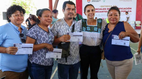 Otorga Ana Paty Peralta certeza jurídica y orden a comerciantes con nuevas credenciales