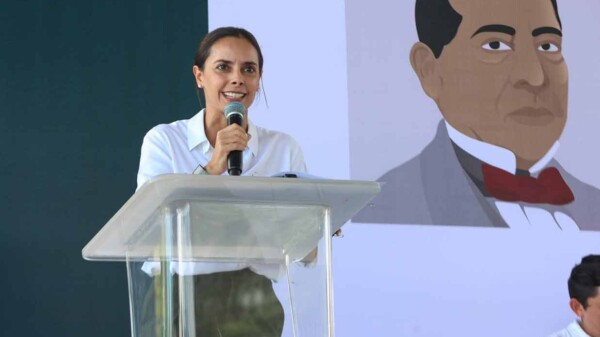 Ana Paty Peralta destaca importancia de estímulos educativos para jóvenes