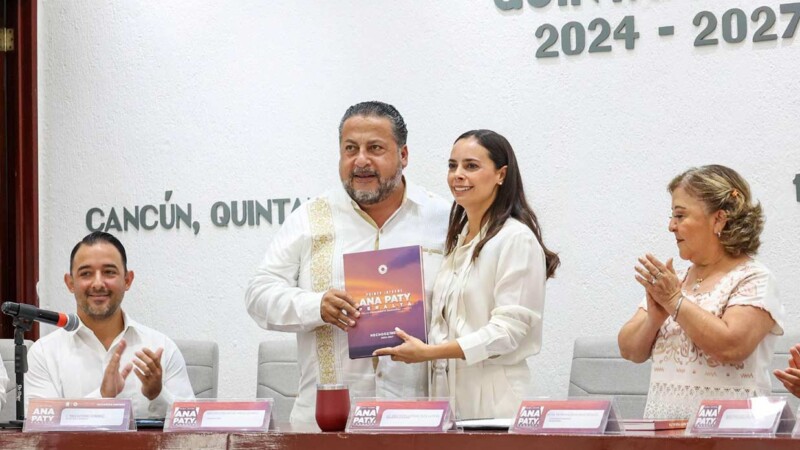 Entrega Ana Paty Peralta documento legal de Informe Anual a Cabildo