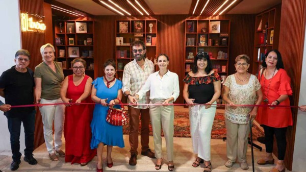Inaugura Ana Paty Peralta "Librería El Teatro" en Cancún