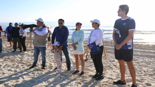 Ana Paty Peralta ponen ejemplo en el cuidado y limpieza de playas