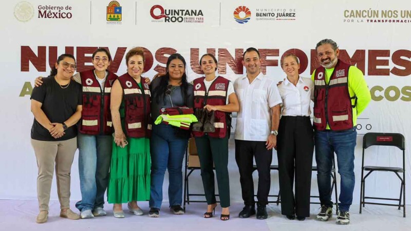 Entrega Ana Paty Peralta uniformes al personal de Servicios Públicos Municipales