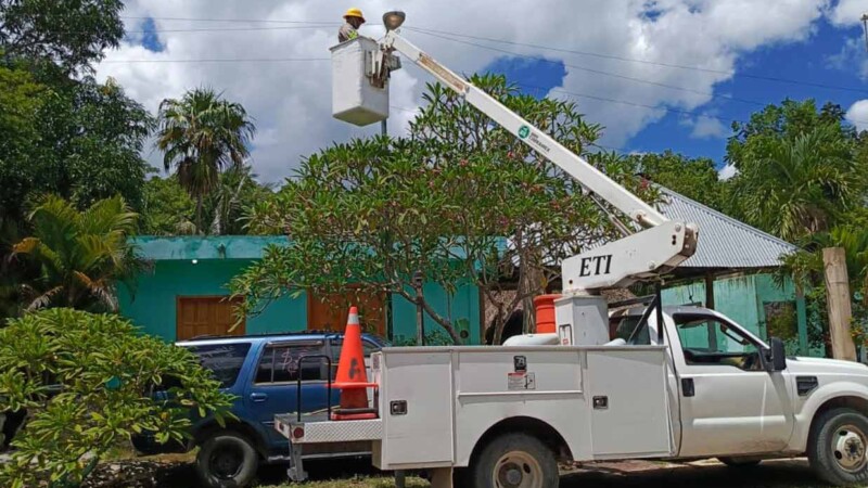Atenea Gómez Ricalde fortalece el alumbrado público del poblado de Francisco May con la instalación de 100 nuevas luminarias LED