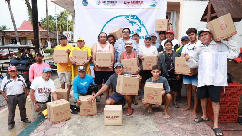 Atenea Gómez Ricalde refuerza el apoyo al sector pesquero con entrega directa de paquetes alimentarios en Isla Mujeres