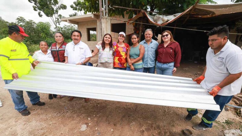 Atenea Gómez Ricalde fortalece la seguridad de las familias con entrega de láminas en Ciudad Mujeres