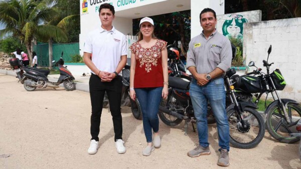 Atenea Gómez Ricalde supervisa avances de la obra de pavimentación en la calle de acceso al Bachilleres de Ciudad Mujeres
