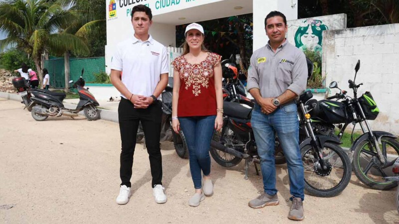 Atenea Gómez Ricalde supervisa avances de la obra de pavimentación en la calle de acceso al Bachilleres de Ciudad Mujeres